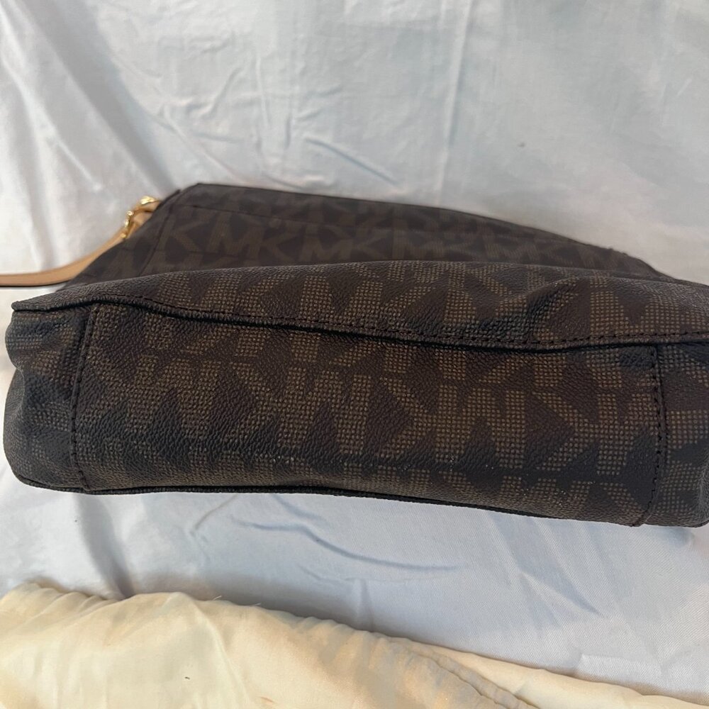 Michael Kors -- Vintage -- Jet Set Travel -- Messenger -- Crossbody - Picture 7 of 11